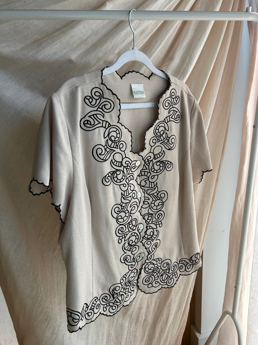 Embroidered Scallop Blouse - L