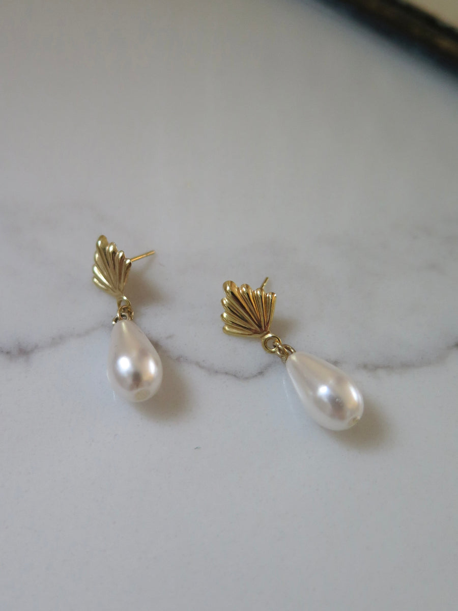 9ct Gold Shell Pearl Earrings