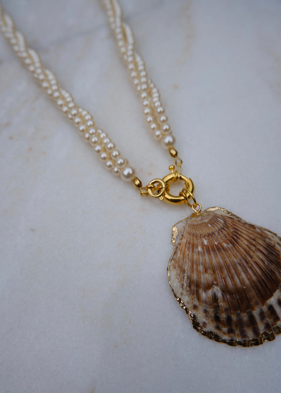 Pearl Shell Pendant Necklace
