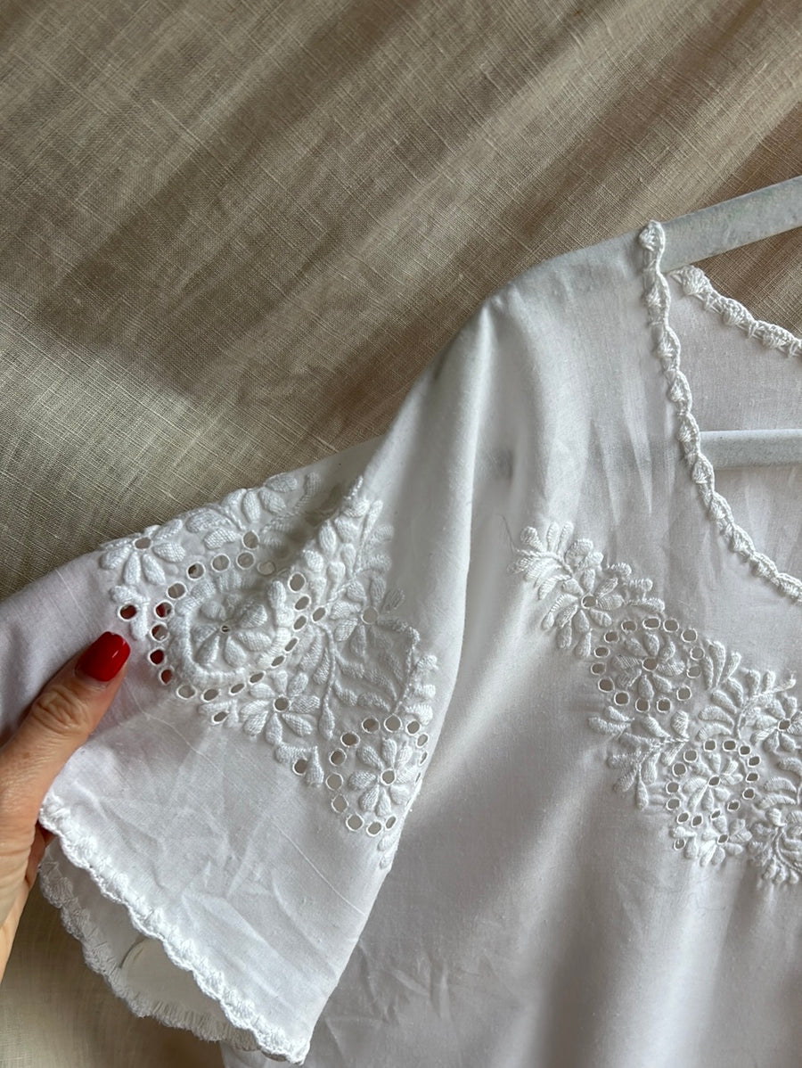 White Embroidered T-Shirt - L